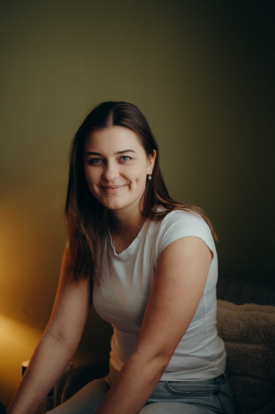 Sophie Berthold, Heilmasseurin, sitzt und lächelt in die Kamera